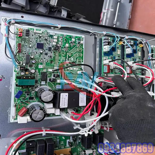 Dịch Vụ Sửa Bo Mạch Điều Hòa VRV6 Daikin Và Bán Linh Kiện Daikin
